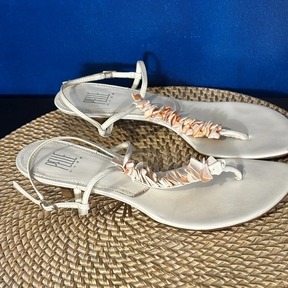 Women’s Pelle Moda White Shell Embellished Thong Sandals Size 10